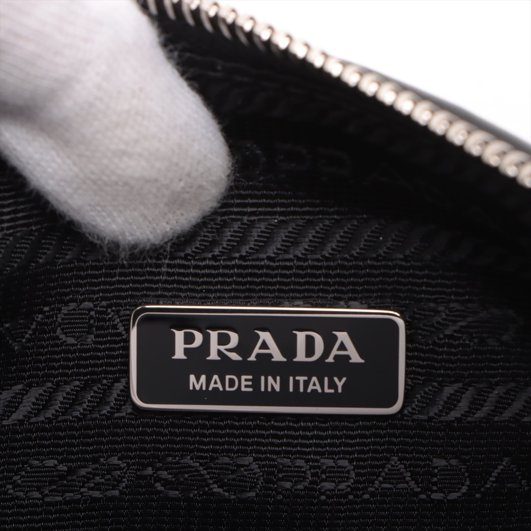PRADA(プラダ)のプラダ トライアングル   ブラック メンズ クラッチバッグ メンズのバッグ(セカンドバッグ/クラッチバッグ)の商品写真