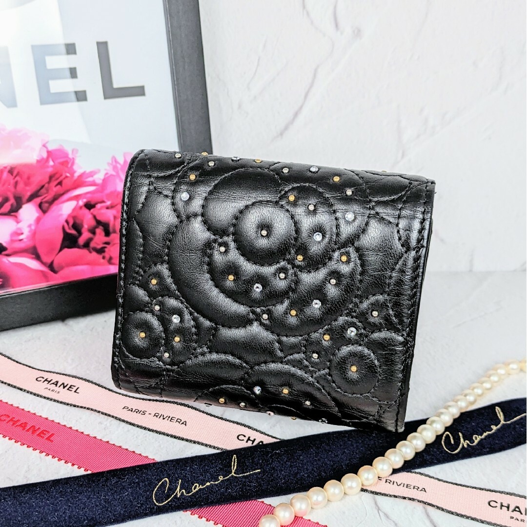 CHANEL(シャネル)の希少　CHANEL　シャネル　新型カメリア　三つ折り　ラインストーン　財布 レディースのファッション小物(財布)の商品写真