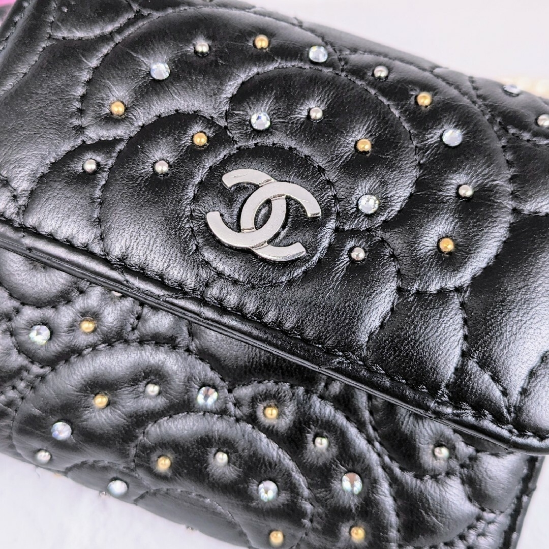 CHANEL(シャネル)の希少　CHANEL　シャネル　新型カメリア　三つ折り　ラインストーン　財布 レディースのファッション小物(財布)の商品写真