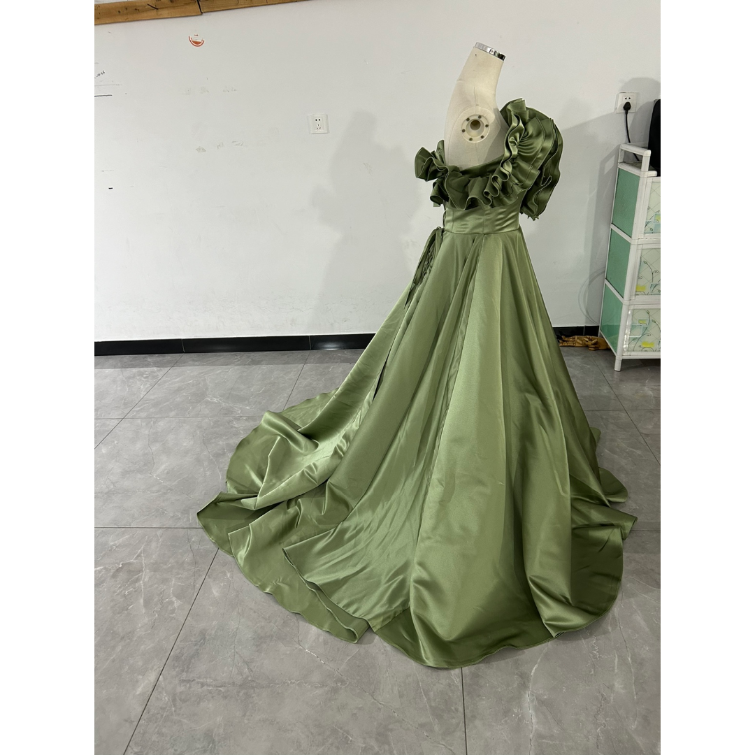 カラードレス グリーン 胸元フリル デザイン感 背中見せ トレーン 二次会/前撮 レディースのフォーマル/ドレス(ウェディングドレス)の商品写真