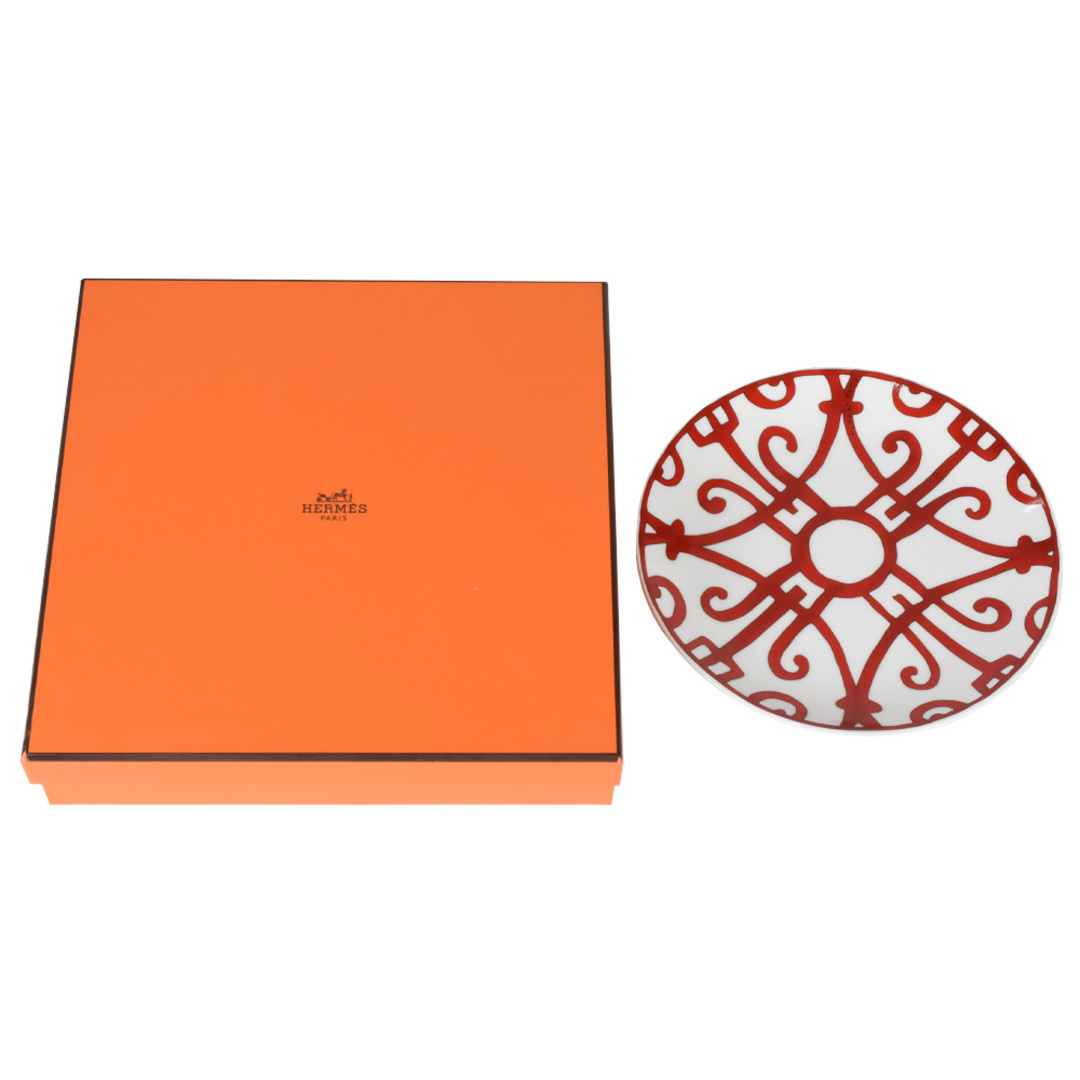 Hermes(エルメス)のエルメス HERMES ガダルキヴィール プレート 皿  陶磁器 レッド  ホワイト 17cm【中古】 インテリア/住まい/日用品のキッチン/食器(食器)の商品写真