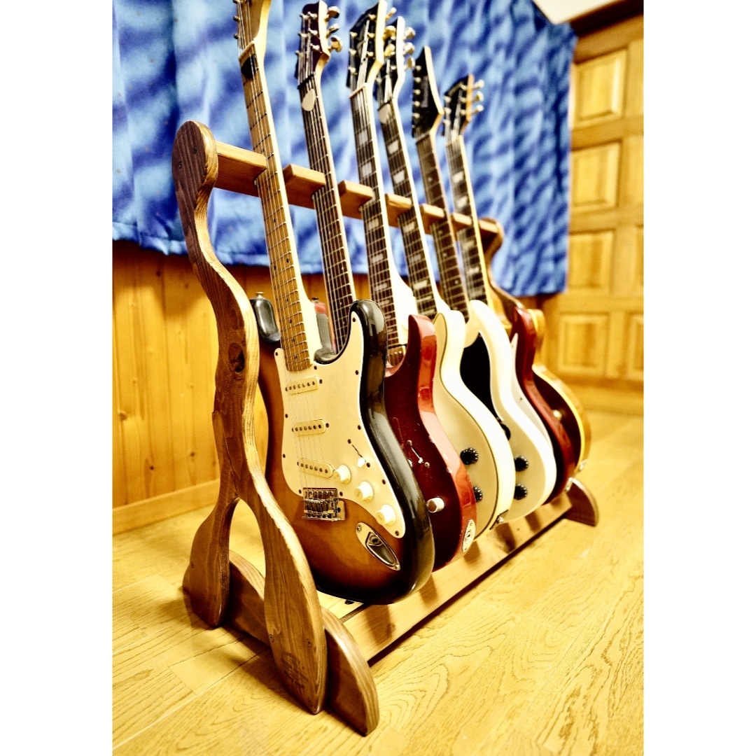【24時間以内に発送】手作り木工　ギタースタンド （古材） ６本掛け 楽器のギター(その他)の商品写真