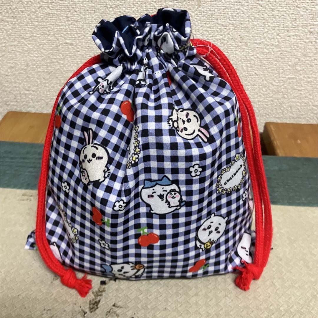 ちいかわ(チイカワ)の新品　未使用　ハンドメイド　ちいかわ　ちぃかわ　給食袋　巾着袋　女の子　総柄 ハンドメイドのキッズ/ベビー(外出用品)の商品写真