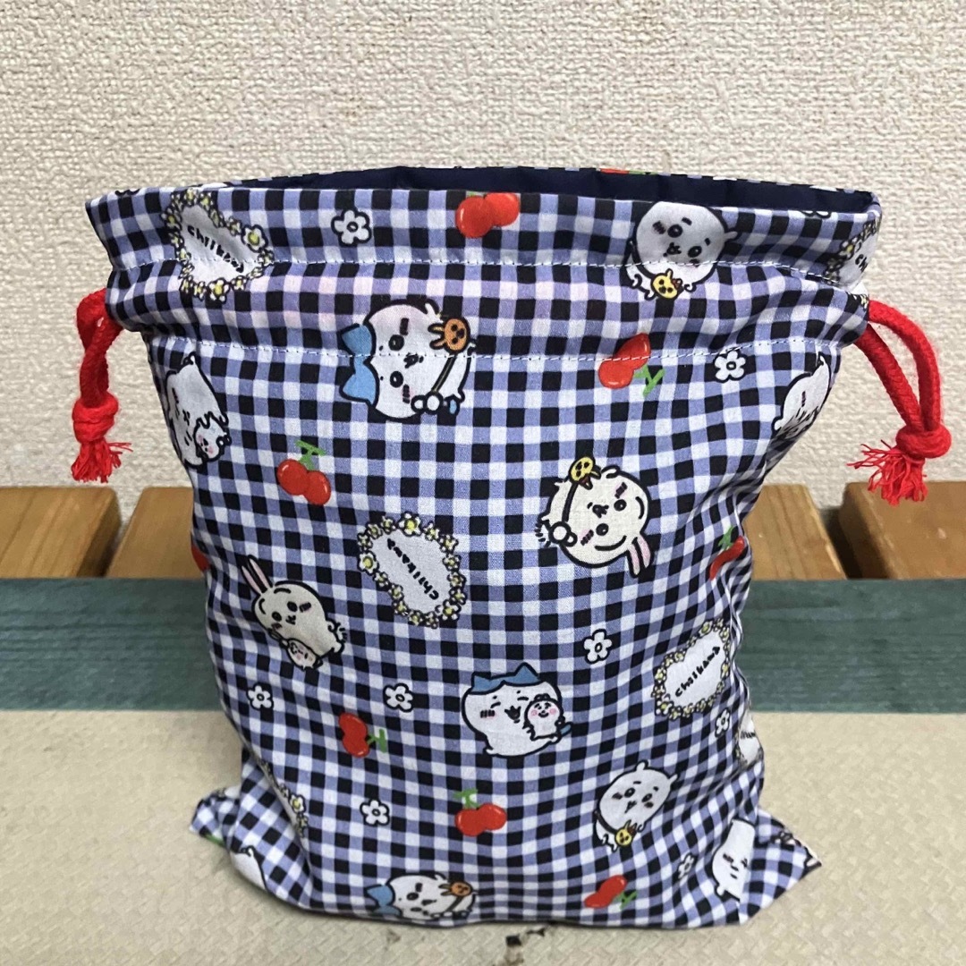 ちいかわ(チイカワ)の新品　未使用　ハンドメイド　ちいかわ　ちぃかわ　給食袋　巾着袋　女の子　総柄 ハンドメイドのキッズ/ベビー(外出用品)の商品写真