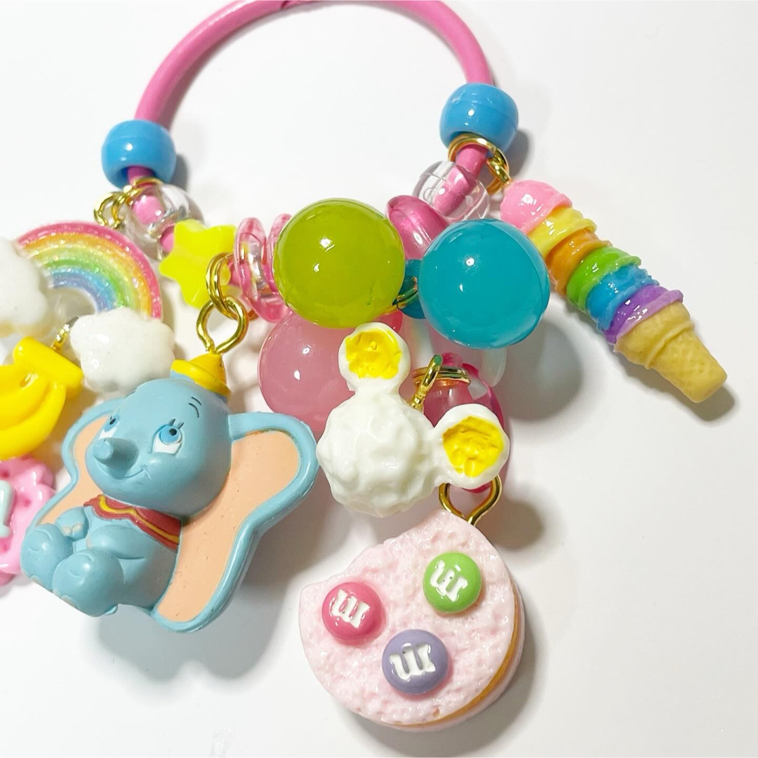 カラフルなお菓子に囲まれて🩷💛🩵 Happyな象の赤ちゃん♪🐘💕 キーホルダー✨ ハンドメイドのアクセサリー(キーホルダー/ストラップ)の商品写真