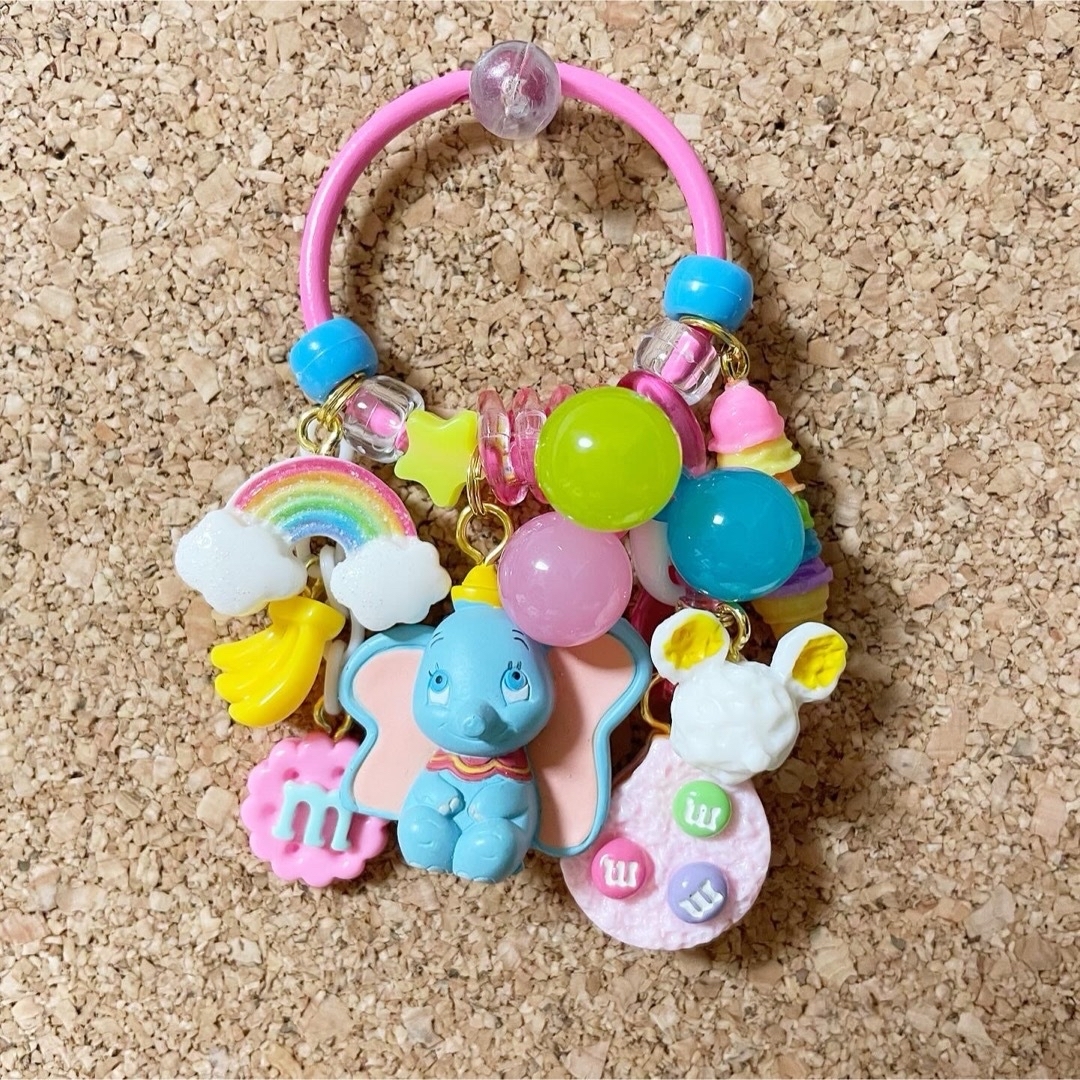 カラフルなお菓子に囲まれて🩷💛🩵 Happyな象の赤ちゃん♪🐘💕 キーホルダー✨ ハンドメイドのアクセサリー(キーホルダー/ストラップ)の商品写真