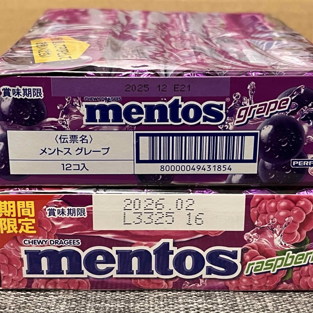 Kracie(クラシエ)の【2種24本】 mentos®　メントス　グレープ　と　期間限定　ラズベリー 食品/飲料/酒の食品(菓子/デザート)の商品写真