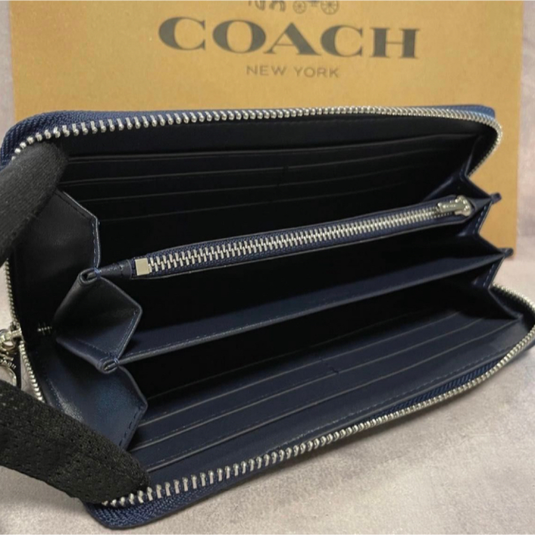 COACH(コーチ)の新品　コーチ　長財布　デニム　ストライプ　ラウンドファスナー　小銭入れ有 レディースのファッション小物(財布)の商品写真