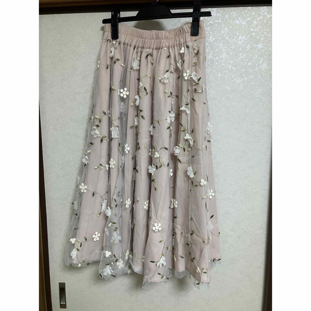 TOCCO closet(トッコクローゼット)の無地×フラワーモチーフ刺繍チュールフレアスカートtocco ピンクベージュ レディースのスカート(ひざ丈スカート)の商品写真