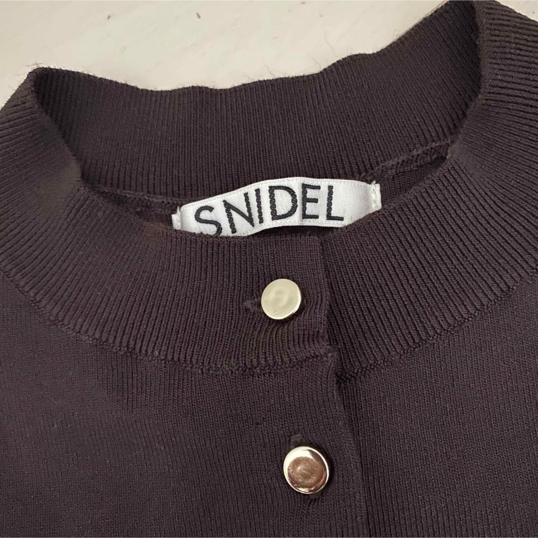 SNIDEL(スナイデル)のスナイデル　snidel パフスリーブ　茶色　カーディガン　ニット　パフスリーブ レディースのトップス(ニット/セーター)の商品写真