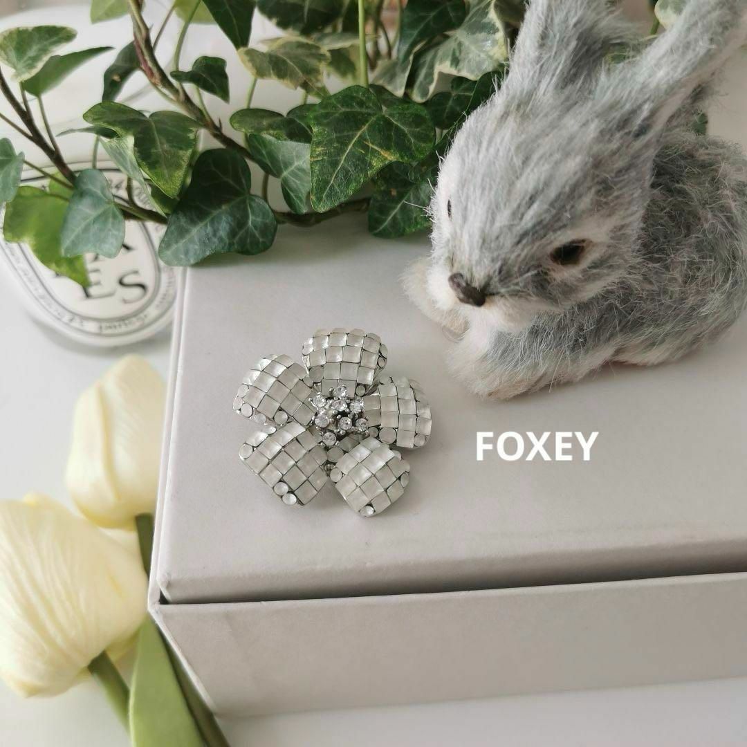 FOXEY(フォクシー)のFOXEYフォクシー　ビジューフラワーブローチ　コサージュ　お花　卒業式入学式に レディースのアクセサリー(ブローチ/コサージュ)の商品写真