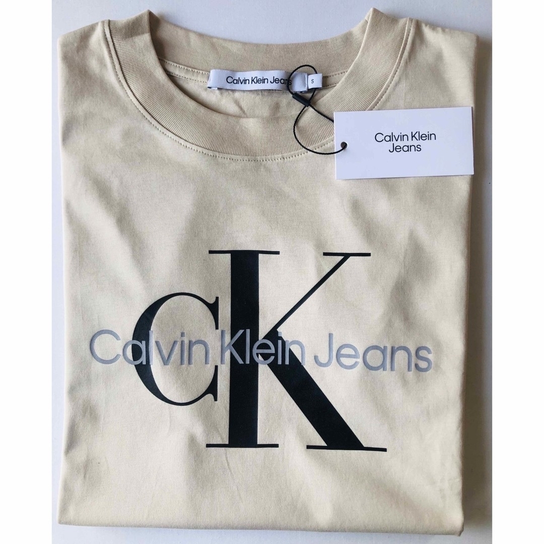 Calvin Klein(カルバンクライン)のCalvin Klein Jeans ベビー T シャツ・ベージュ レディースのトップス(Tシャツ(半袖/袖なし))の商品写真