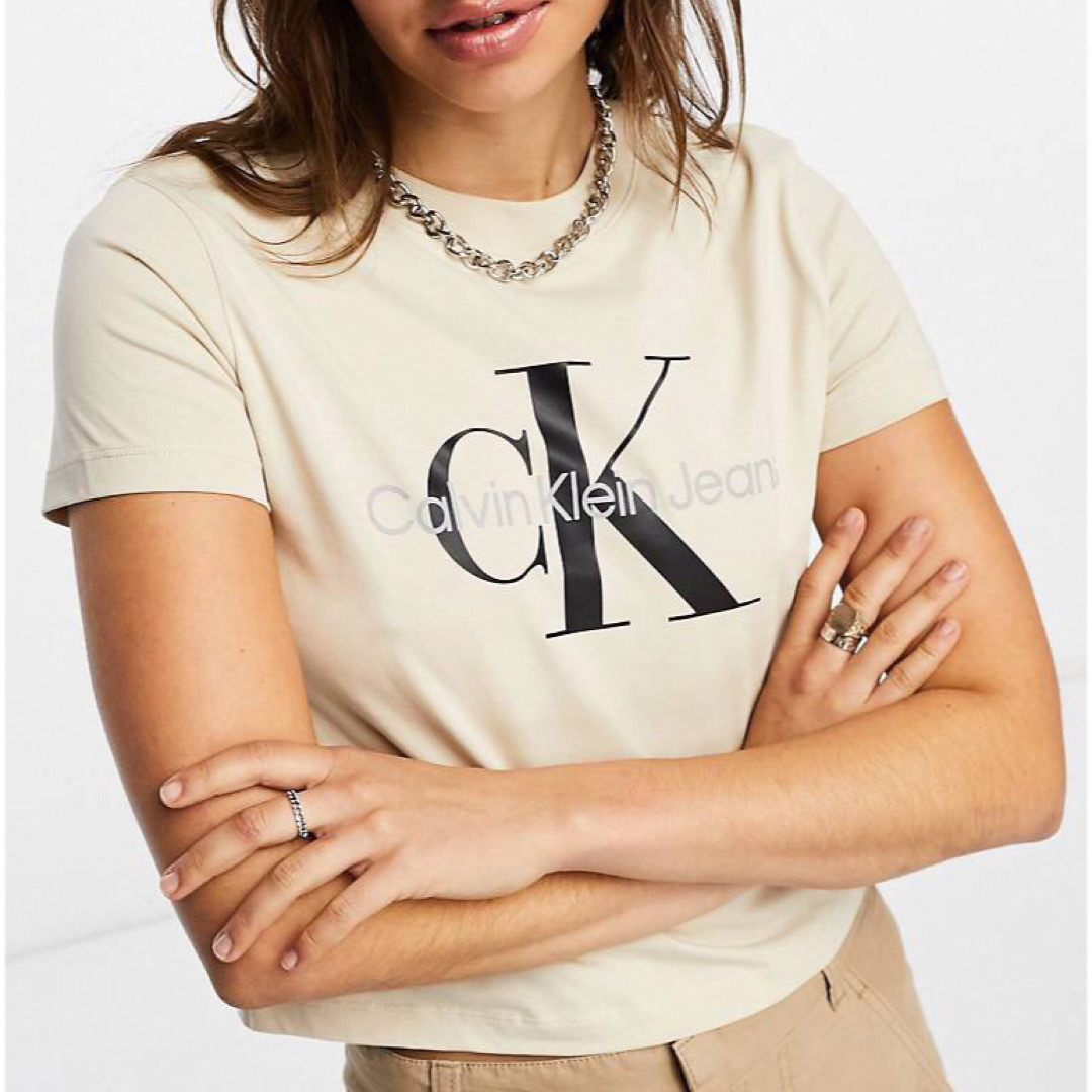 Calvin Klein(カルバンクライン)のCalvin Klein Jeans ベビー T シャツ・ベージュ レディースのトップス(Tシャツ(半袖/袖なし))の商品写真