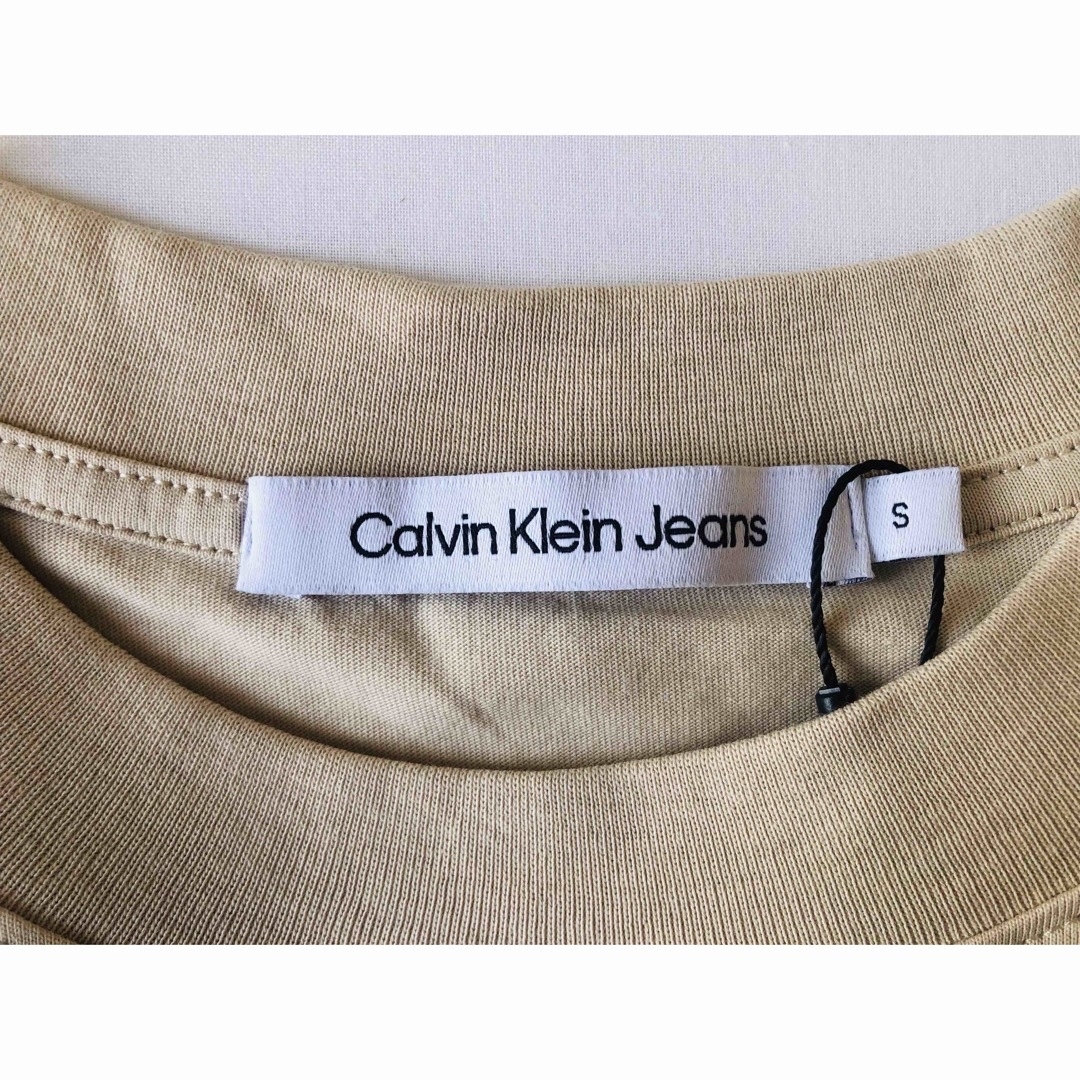 Calvin Klein(カルバンクライン)のCalvin Klein Jeans ベビー T シャツ・ベージュ レディースのトップス(Tシャツ(半袖/袖なし))の商品写真