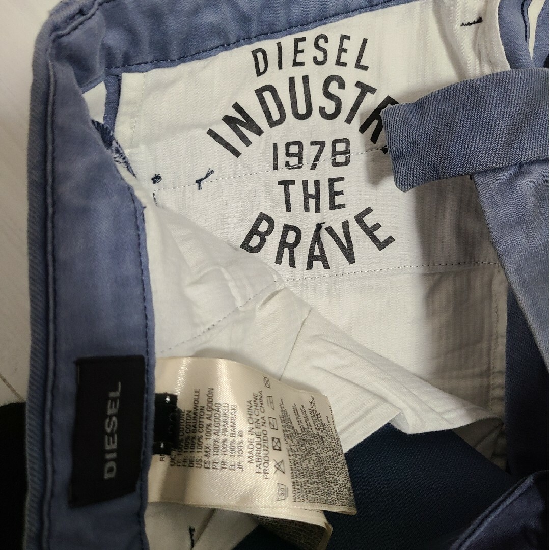 DIESEL(ディーゼル)のディーゼル　加工ストレートジーンズ メンズのパンツ(デニム/ジーンズ)の商品写真