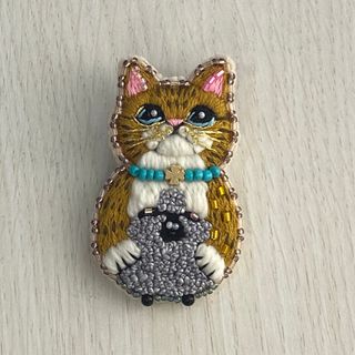 猫の刺繍ブローチハンドメイド(ブローチ/コサージュ)