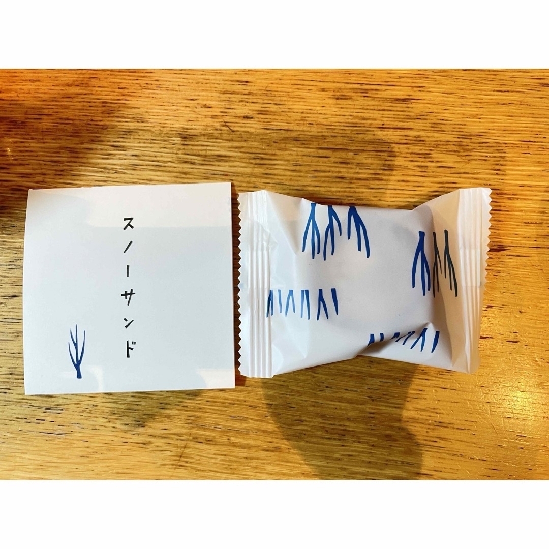 [大人気！] [北海道限定]スノーサンド　白　黒　snows スノー　SNOWS 食品/飲料/酒の食品(菓子/デザート)の商品写真