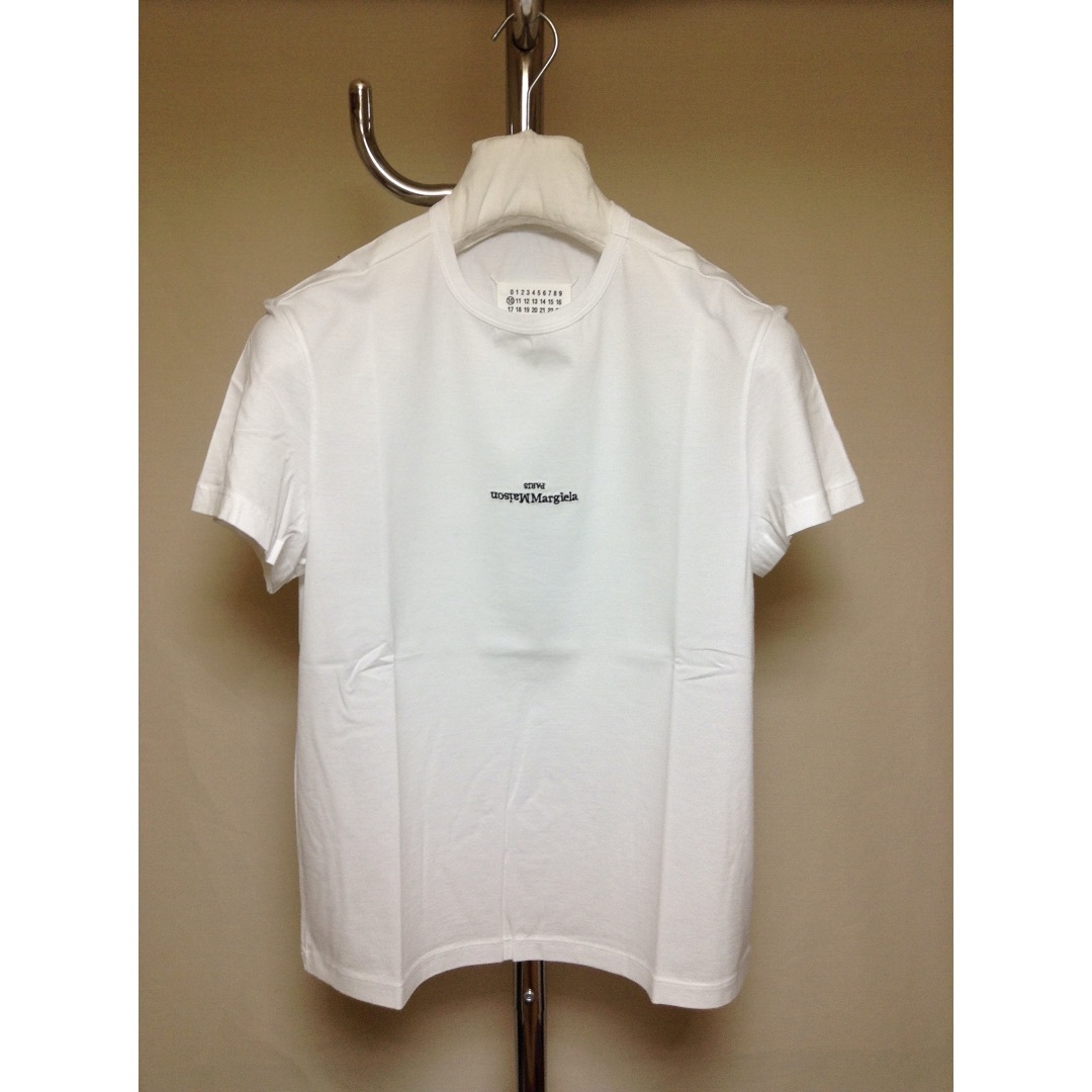 Maison Martin Margiela(マルタンマルジェラ)の新品 52 マルジェラ 23ss ブランドロゴ反転Tシャツ 白黒 5979 メンズのトップス(Tシャツ/カットソー(半袖/袖なし))の商品写真