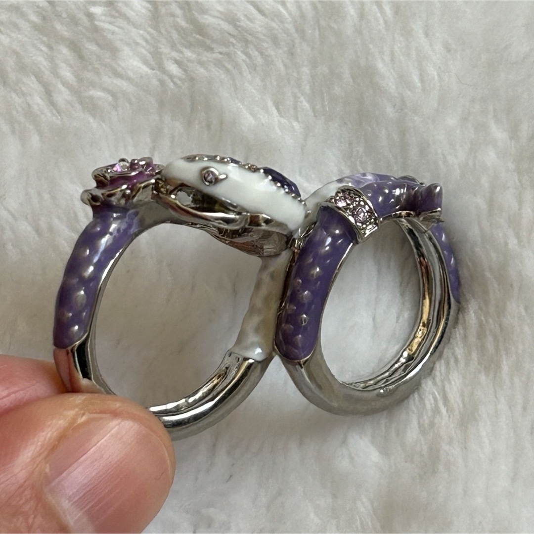 ANNA SUI(アナスイ)のレア✨アナスイ　指輪　蛇　薔薇　ANNA SUI ダブルフィンガーリング　紫　白 レディースのアクセサリー(リング(指輪))の商品写真