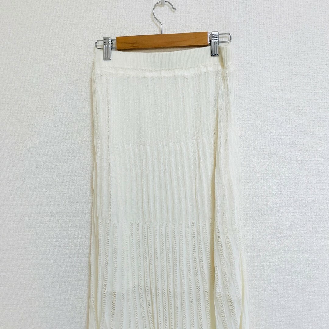 mysty woman(ミスティウーマン)のミスティウーマン Ｆ プリーツスカート ニット きれいめコーデ ロング ホワイト レディースのスカート(ロングスカート)の商品写真