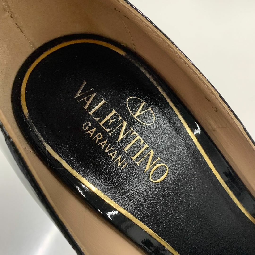 VALENTINO(ヴァレンティノ)の8480 ヴァレンティノ パテント V金具 ストラップ 厚底 パンプス ブラック レディースの靴/シューズ(ハイヒール/パンプス)の商品写真