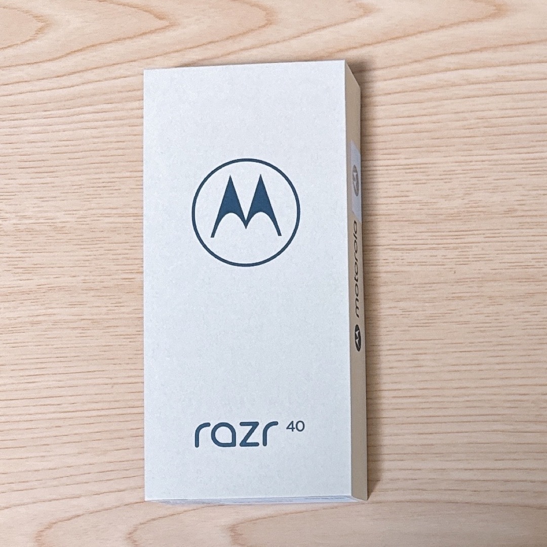 新品未開封 motorola razr 40 バニラクリーム  スマホ/家電/カメラのスマートフォン/携帯電話(スマートフォン本体)の商品写真