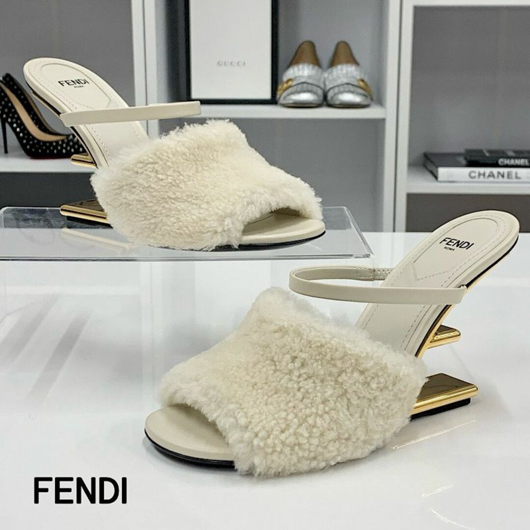 FENDI(フェンディ)の9153 未使用 フェンディ ファースト シープスキン ムートン サンダル レディースの靴/シューズ(サンダル)の商品写真