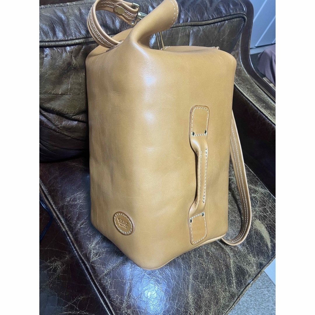 HERZ(ヘルツ)のHERZ ヘルツ　箱型ボンサック　F69 キャメル メンズのバッグ(ショルダーバッグ)の商品写真