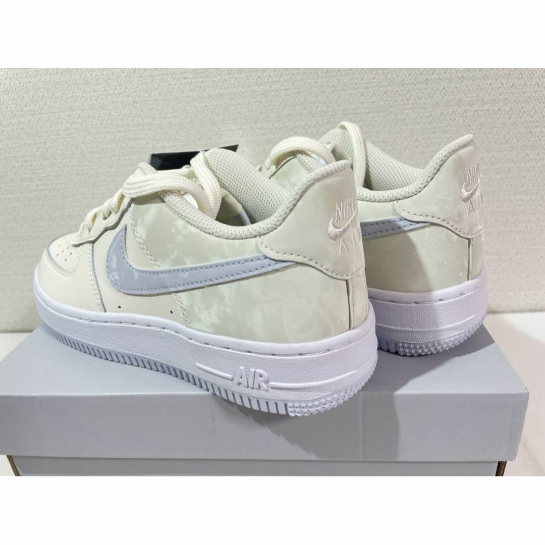 NIKE(ナイキ)の【新品※ラスト1点】24.5㎝　NIKE GS エアフォース1 ペールアイボリー レディースの靴/シューズ(スニーカー)の商品写真