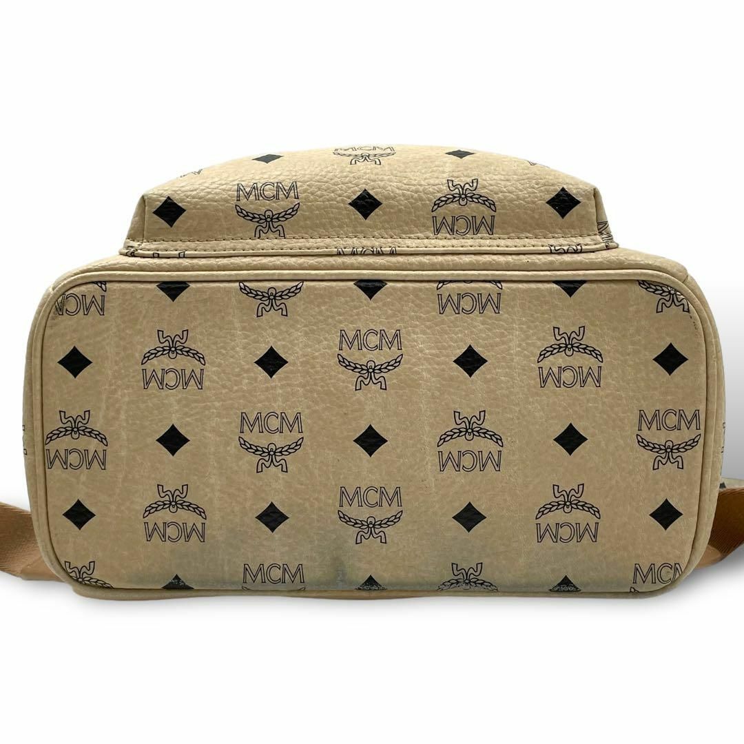 MCM(エムシーエム)の良品 MCM リュックサック バックパック スタッズ ゴールドロゴ ベージュ レディースのバッグ(リュック/バックパック)の商品写真