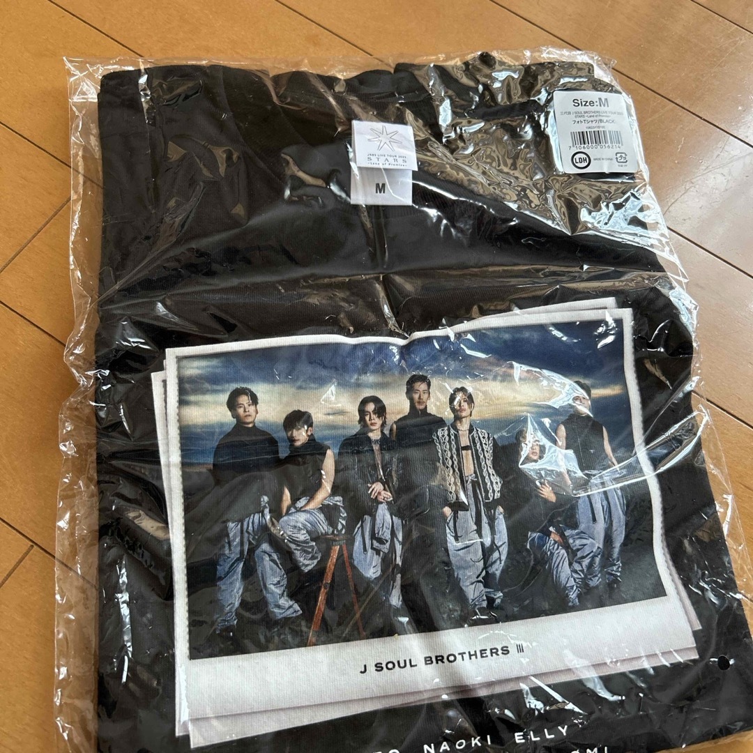 三代目 J Soul Brothers(サンダイメジェイソウルブラザーズ)のJSB3 STARS フォトTシャツ BLACK Mサイズ エンタメ/ホビーのタレントグッズ(男性タレント)の商品写真