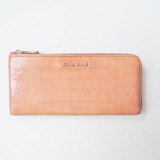 ミュウミュウ(miumiu)のmiumiu(ミュウミュウ) 長財布 - ピンクベージュ L字ファスナー/型押し加工 エナメル（レザー）(財布)