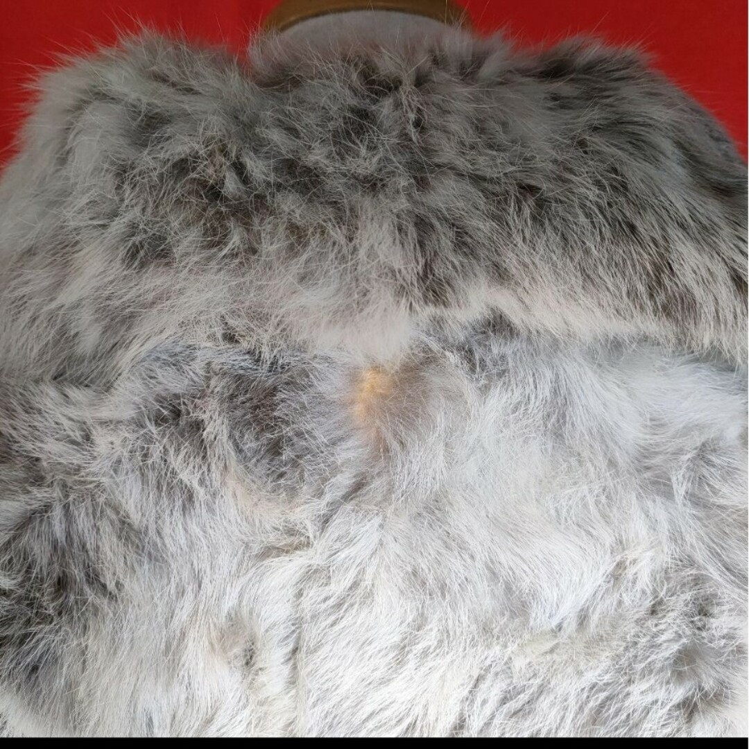 ラビットファー ジャケット 天然毛皮 グレー系 11号 暖か フォロー割 レディースのジャケット/アウター(毛皮/ファーコート)の商品写真