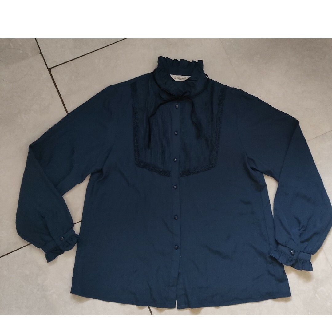 未使用　紺色　リボンフリルシャツM レディースのトップス(Tシャツ(長袖/七分))の商品写真