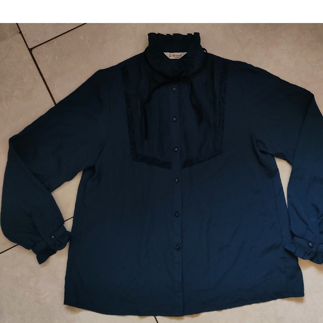未使用　紺色　リボンフリルシャツM レディースのトップス(Tシャツ(長袖/七分))の商品写真