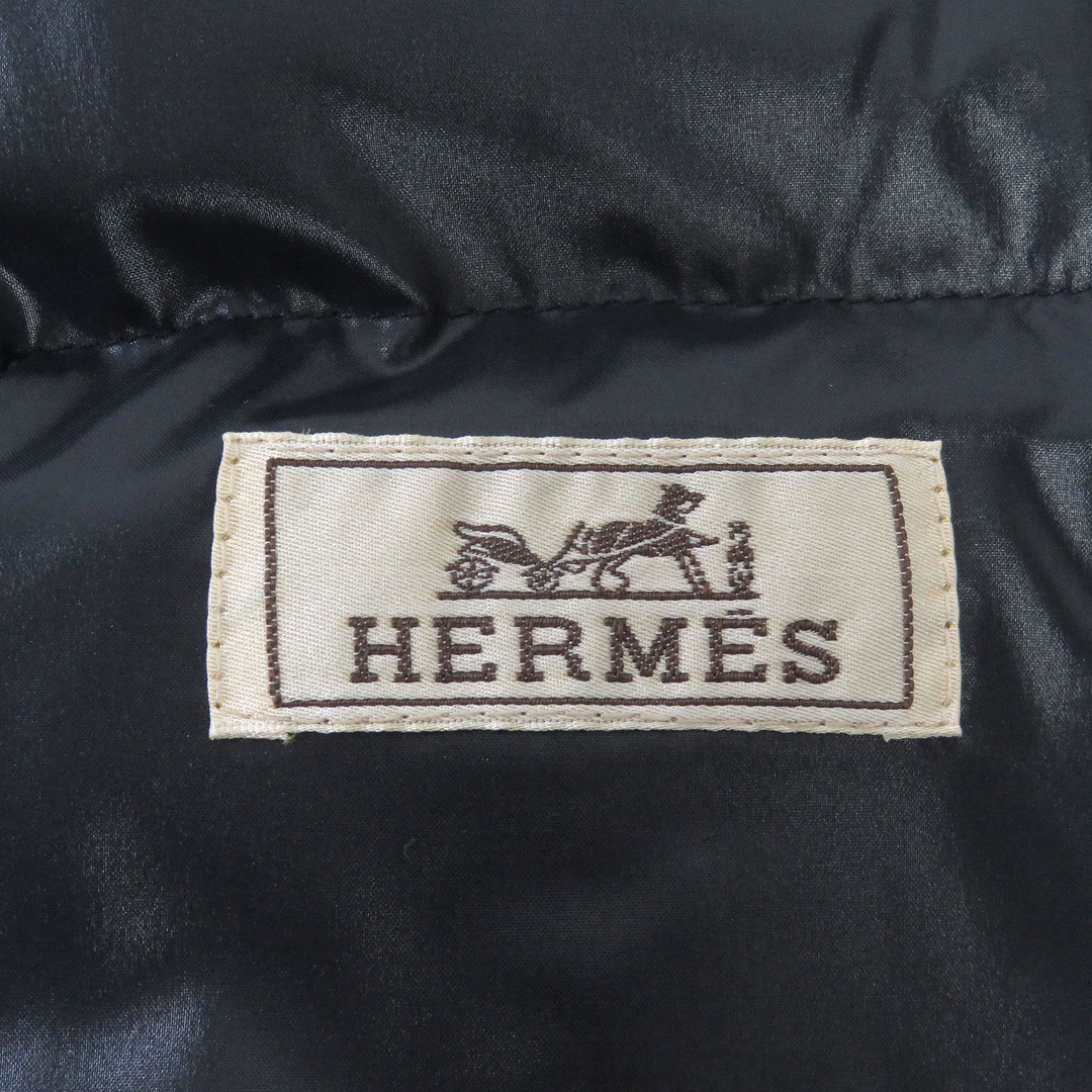 Hermes(エルメス)の未使用品 HERMES エルメス 23AW セリエボタン HロゴZIP 撥水加工 ラムレザー使い ダウンベスト ブラウン系 50 イタリア製 正規品 メンズ メンズのジャケット/アウター(ダウンベスト)の商品写真