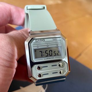 カシオ(CASIO)のカシオ デジタル腕時計　新品　レトロデザイン　国内未発売カラー（オリーブ）モデル(腕時計(デジタル))