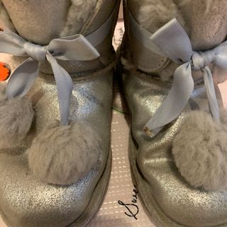 UGG ポンポンが一つ取れてしまっています(ブーツ)