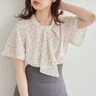 ナチュラルクチュール(natural couture)の新品　ナチュラルクチュール　ブラウス(シャツ/ブラウス(半袖/袖なし))