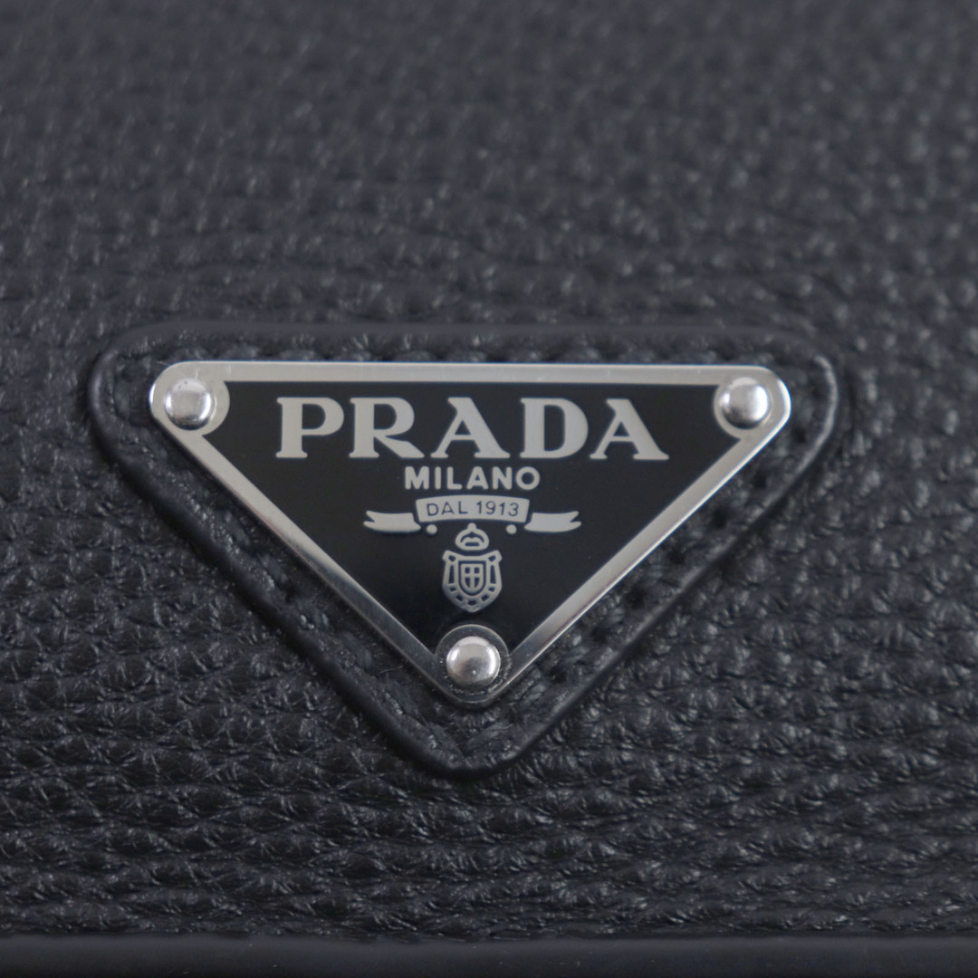 PRADA(プラダ)の美品 PRADA プラダ 2VF006 ヴィッテロ トライアングルロゴ ストラップ付き クラッチバッグ セカンドバッグ ブラック シルバー金具 保存袋付き メンズ メンズのバッグ(セカンドバッグ/クラッチバッグ)の商品写真