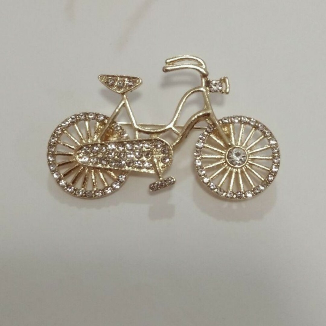 【新品】自転車　ブローチ　コサージュ　ブローチピン　アクセサリ バイク　ゴールド レディースのアクセサリー(ブローチ/コサージュ)の商品写真