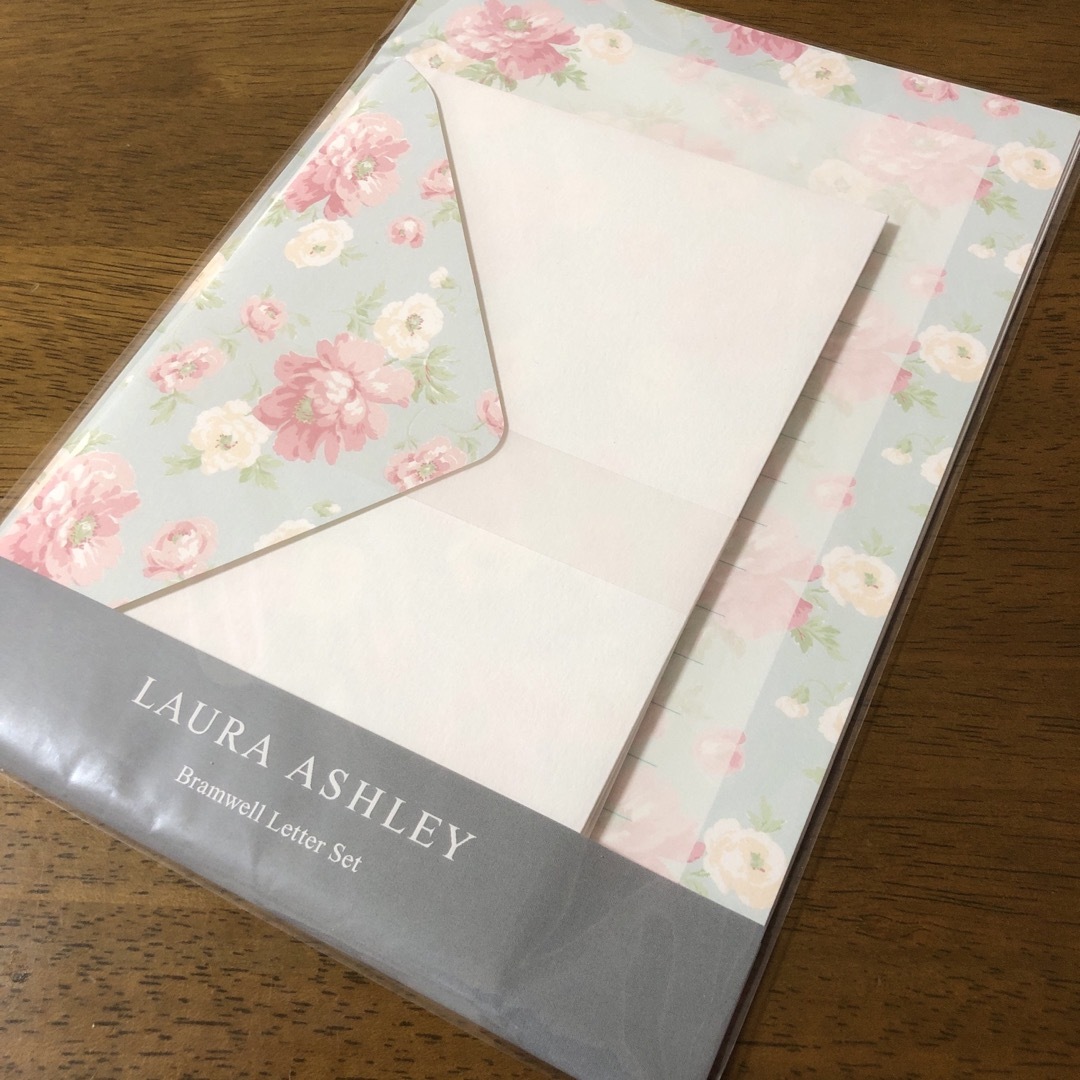 LAURA ASHLEY(ローラアシュレイ)のLAURA ASHLEYのレターセット(未開封品)プラムウェル インテリア/住まい/日用品の文房具(ノート/メモ帳/ふせん)の商品写真