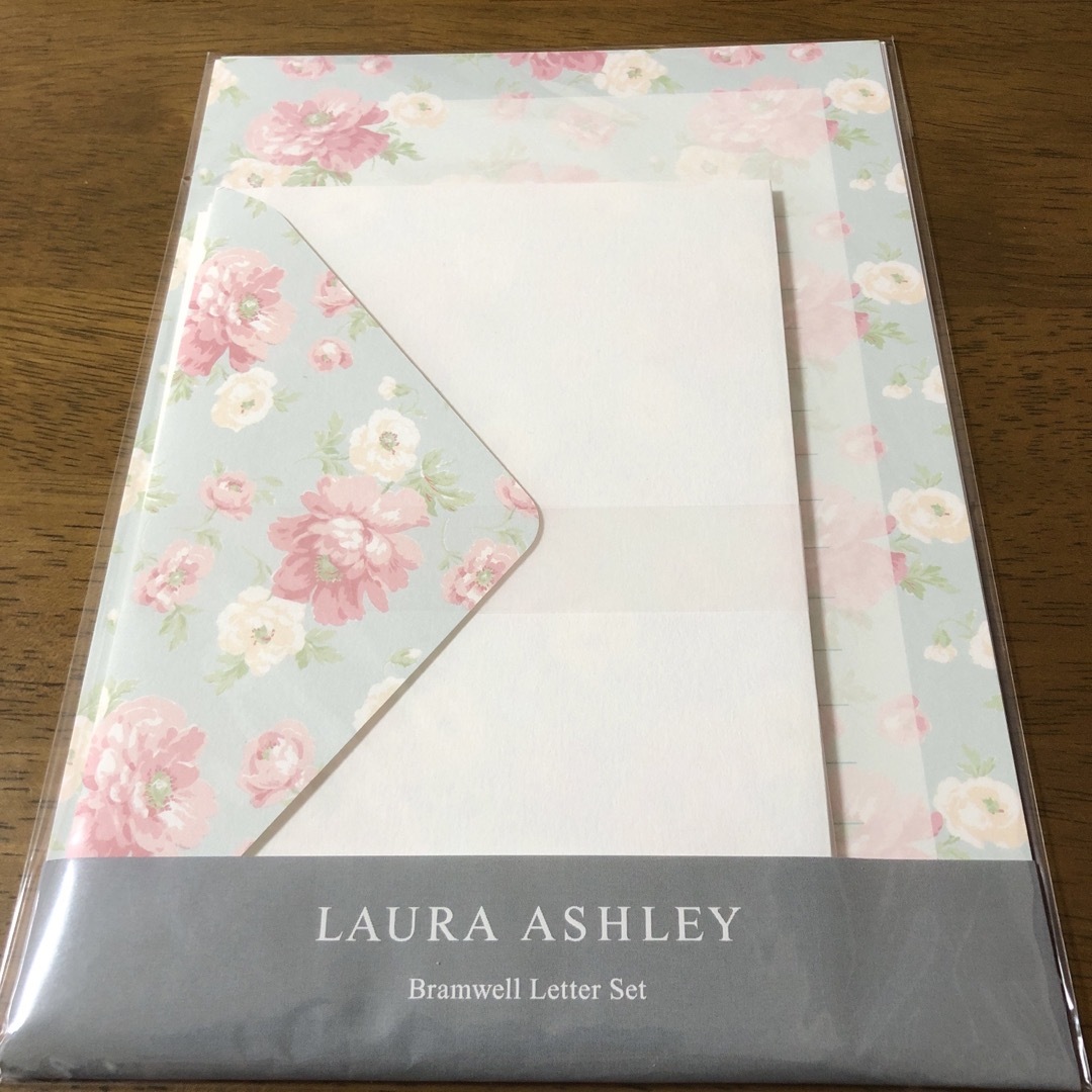 LAURA ASHLEY(ローラアシュレイ)のLAURA ASHLEYのレターセット(未開封品)プラムウェル インテリア/住まい/日用品の文房具(ノート/メモ帳/ふせん)の商品写真