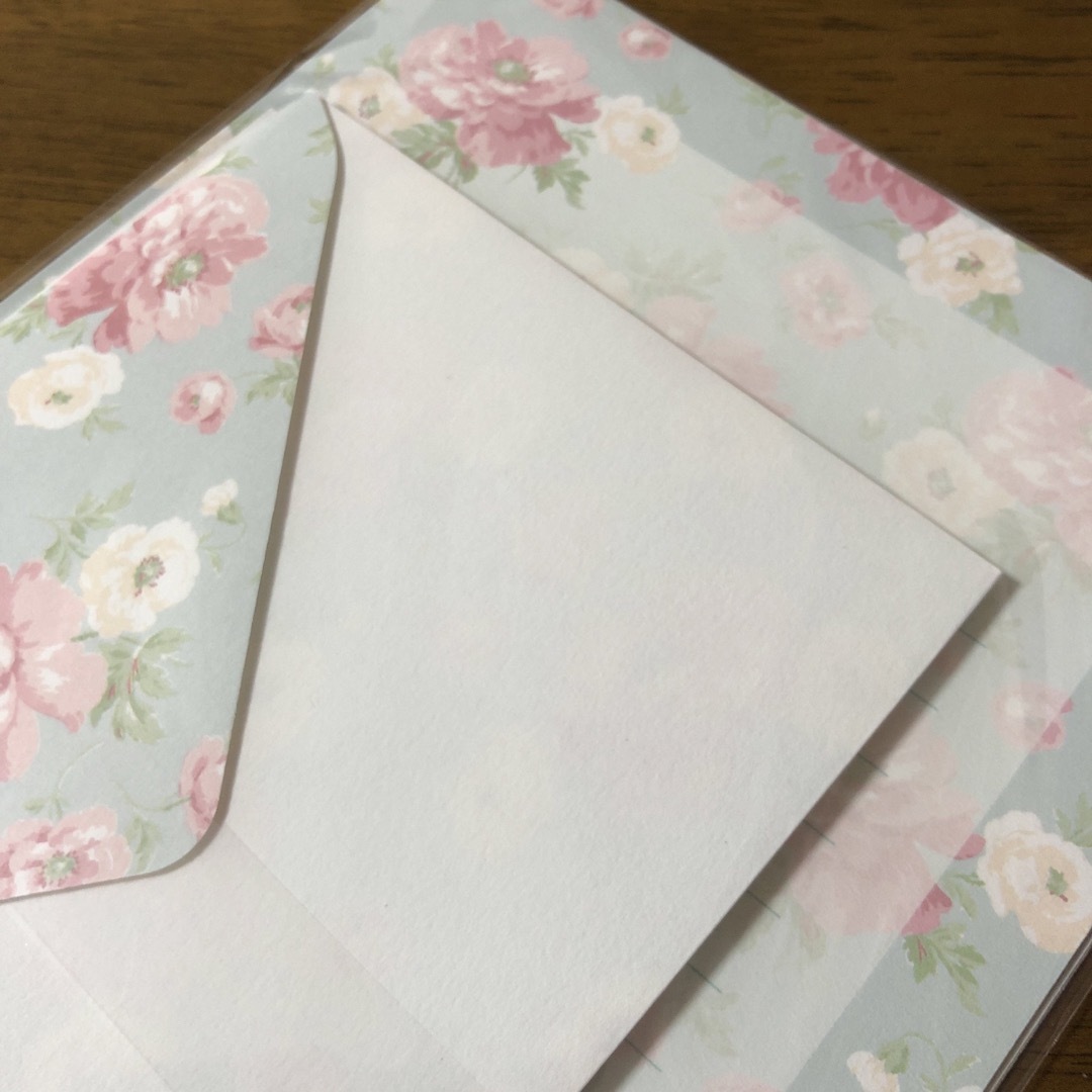 LAURA ASHLEY(ローラアシュレイ)のLAURA ASHLEYのレターセット(未開封品)プラムウェル インテリア/住まい/日用品の文房具(ノート/メモ帳/ふせん)の商品写真