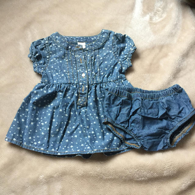 OshKosh(オシュコシュ)のoshkosh b'gosh デニムワンピース キッズ/ベビー/マタニティのベビー服(~85cm)(ワンピース)の商品写真