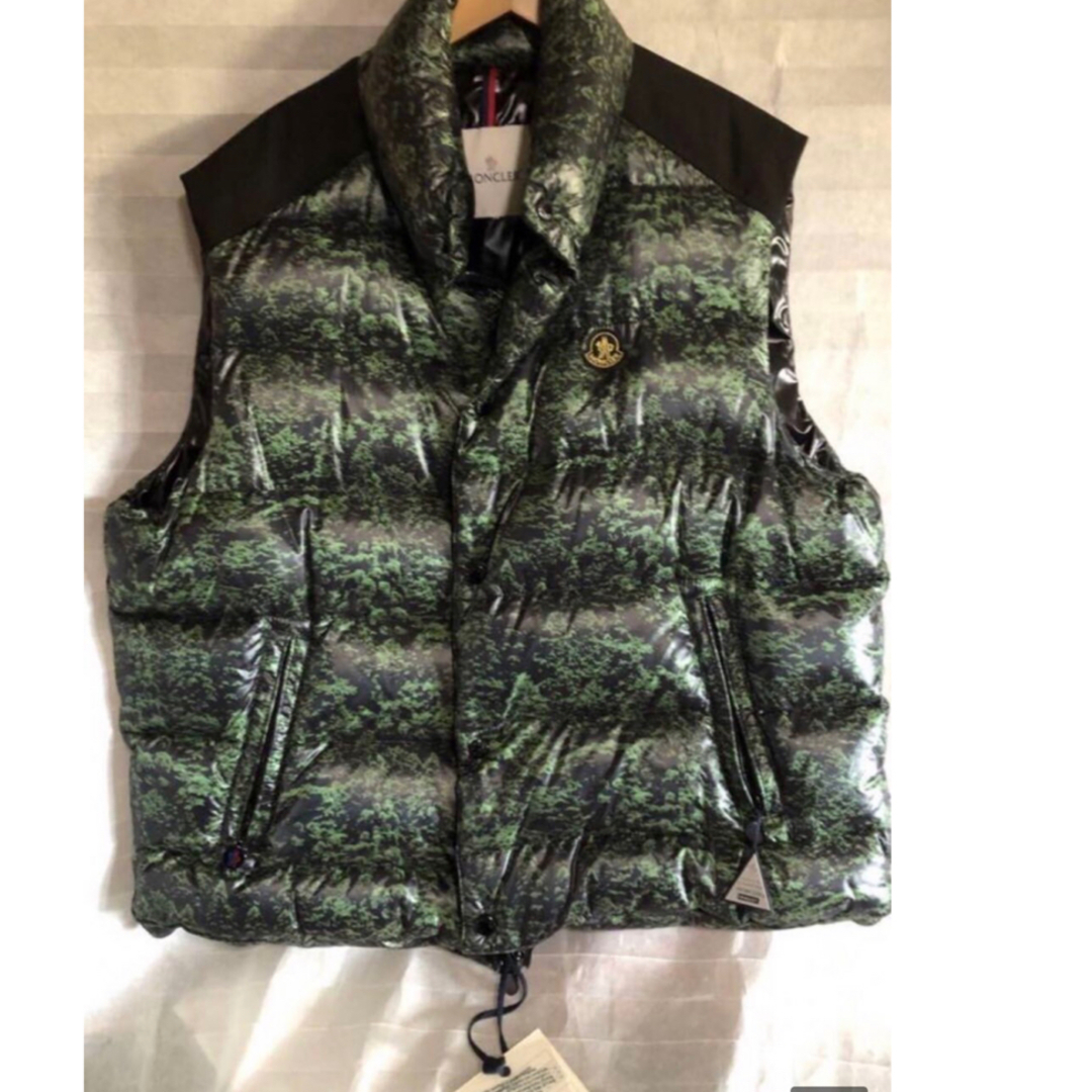 MONCLER(モンクレール)の新品！モンクレール ×ファレル・ウィリアムス MAYA ベスト迷彩 グリーン メンズのジャケット/アウター(ダウンベスト)の商品写真