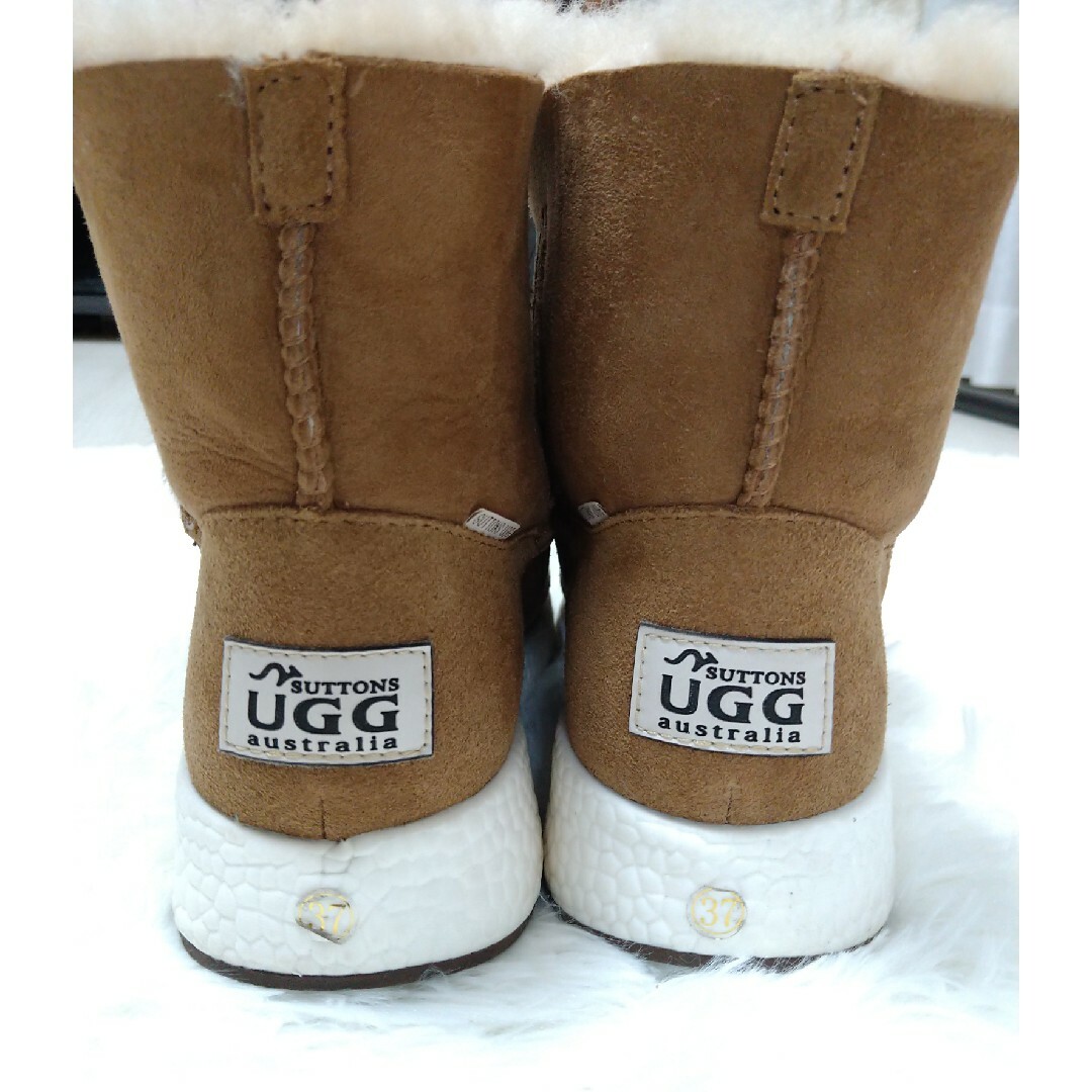 UGG(アグ)のUGG　ムートンショートブーツ　リボン　ボンボン付き レディースの靴/シューズ(ブーツ)の商品写真