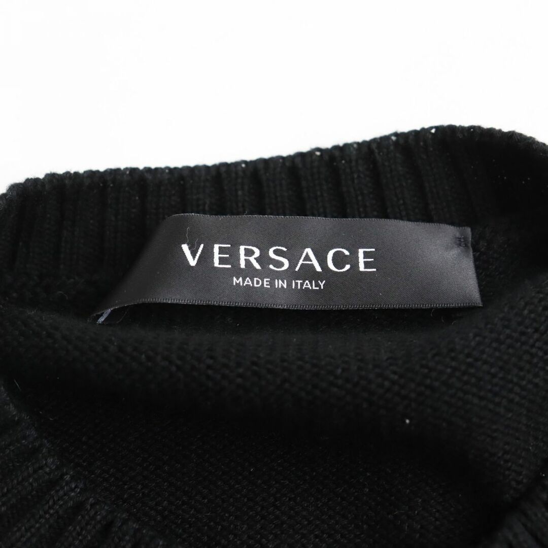 VERSACE(ヴェルサーチ)の美品●2020年製 VERSACE ヴェルサーチ A85006 ロゴ刺繍入り クルーネック プルオーバー ニット/セーター ブラック 46 伊製 正規品 メンズ メンズのトップス(ニット/セーター)の商品写真