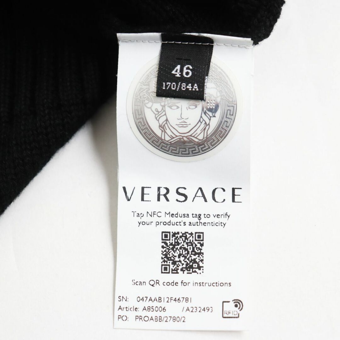 VERSACE(ヴェルサーチ)の美品●2020年製 VERSACE ヴェルサーチ A85006 ロゴ刺繍入り クルーネック プルオーバー ニット/セーター ブラック 46 伊製 正規品 メンズ メンズのトップス(ニット/セーター)の商品写真