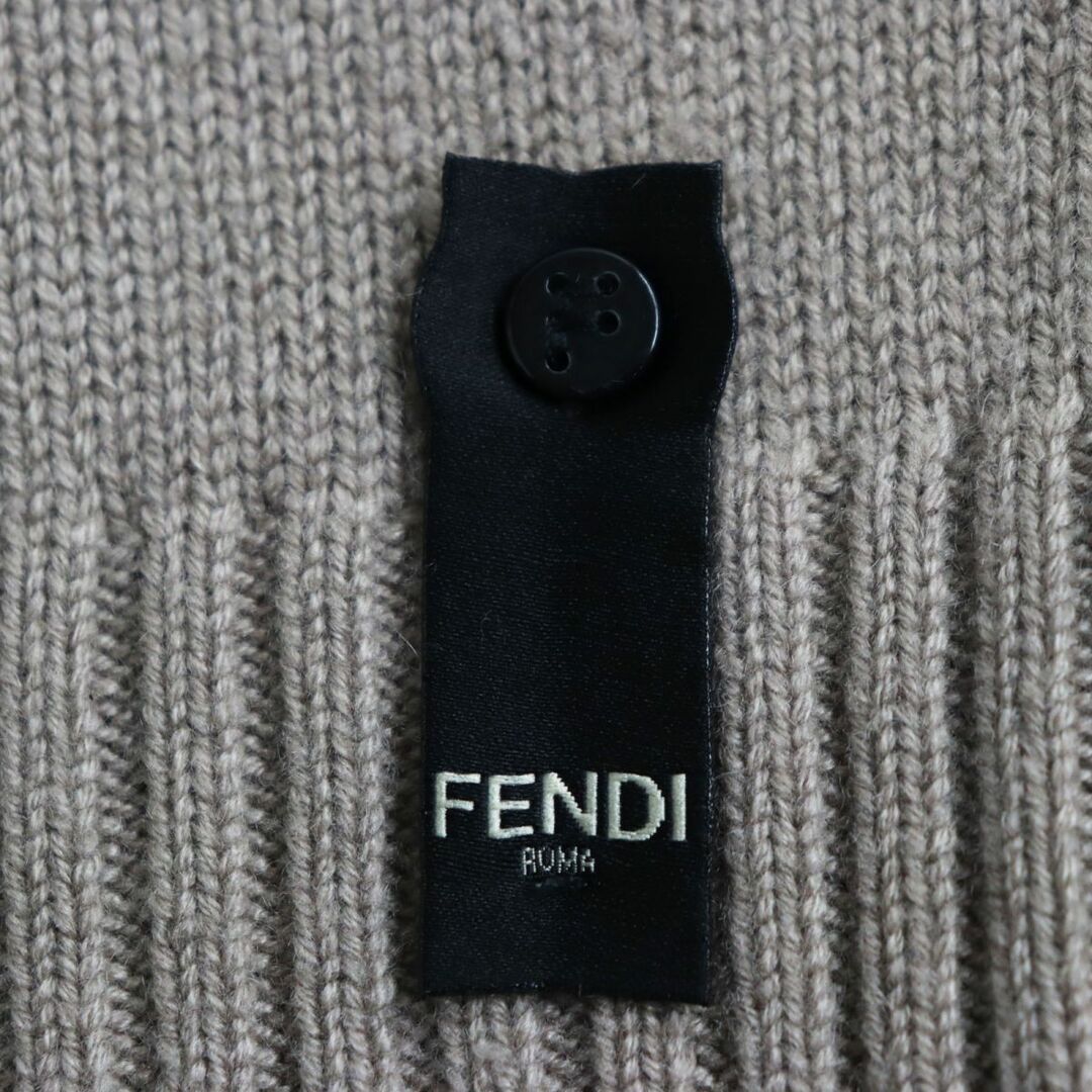 FENDI(フェンディ)の美品●2019年製 FENDI フェンディ FZY018 カシミヤ100％ ロゴ入り クルーネック プルオーバー ニット/セーター ブラウン系 48 伊製 正規品 メンズのトップス(ニット/セーター)の商品写真